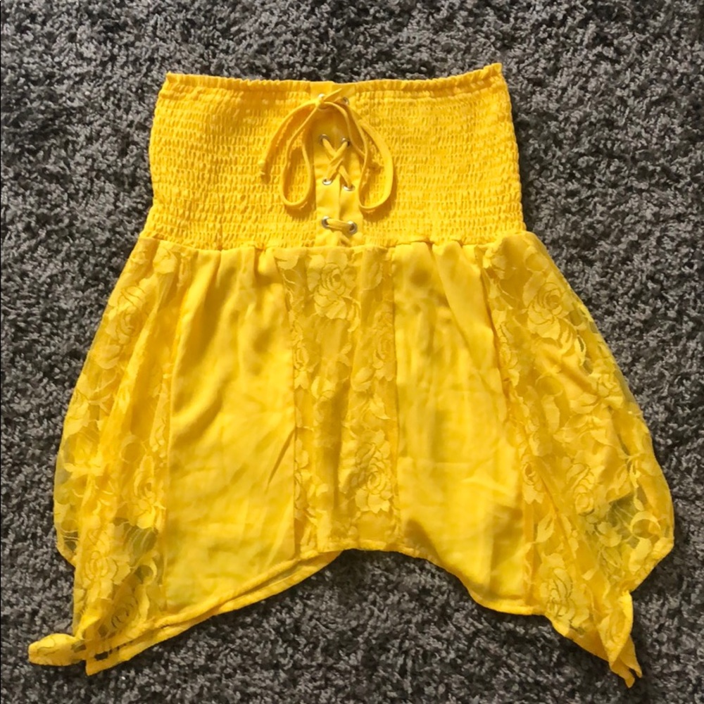 Women’s yellow tube top.